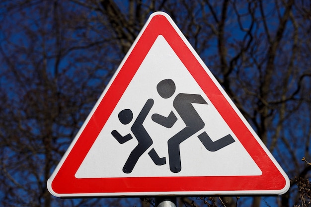 Señal de carretera niños cautelosos. Advertencia al conductor sobre gente corriendo. Foto de alta calidad