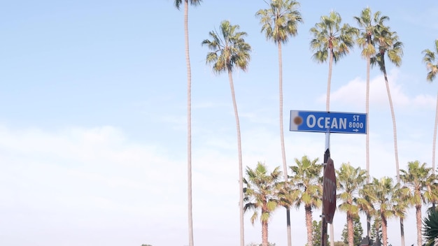 Señal de carretera de Ocean Street en la encrucijada, ciudad de California, Estados Unidos. Complejo turístico frente al mar cerca de Los Ángeles, destino turístico frente al mar para las vacaciones de verano junto al mar. Palmeras costeras en La Jolla.