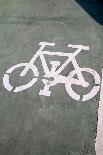 Señal de carril bici en el cruce de carreteras de Zaragoza