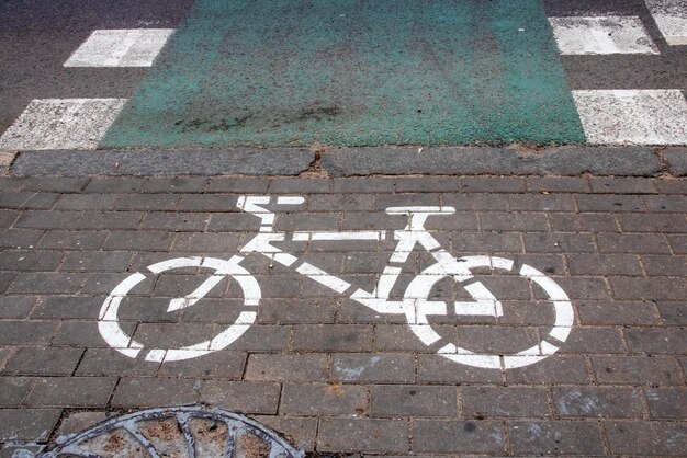 Señal de carril bici en losas de pavimento closeup