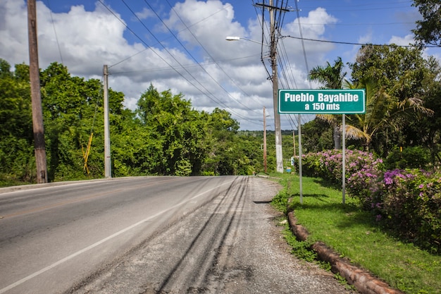 Señal de la ciudad de Bayahibe en la carretera principal que recogen la ciudad de Bayahibe