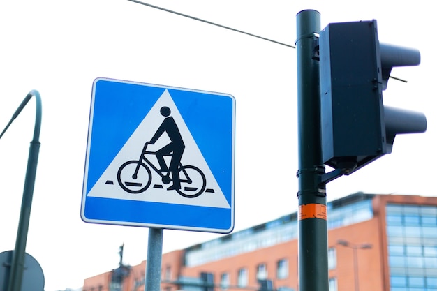 Una señal de cruce de bicicletas junto a un semáforo.