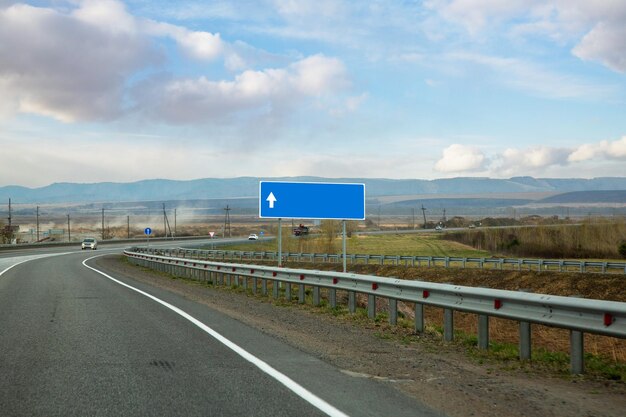 Señal de dirección del tráfico en una autopista suburbana