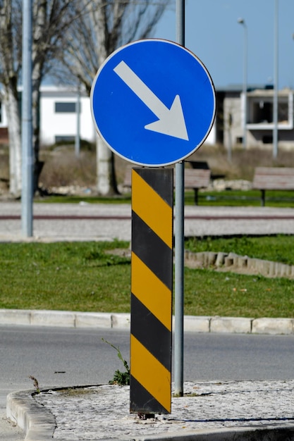 Foto señal direccional en la calle