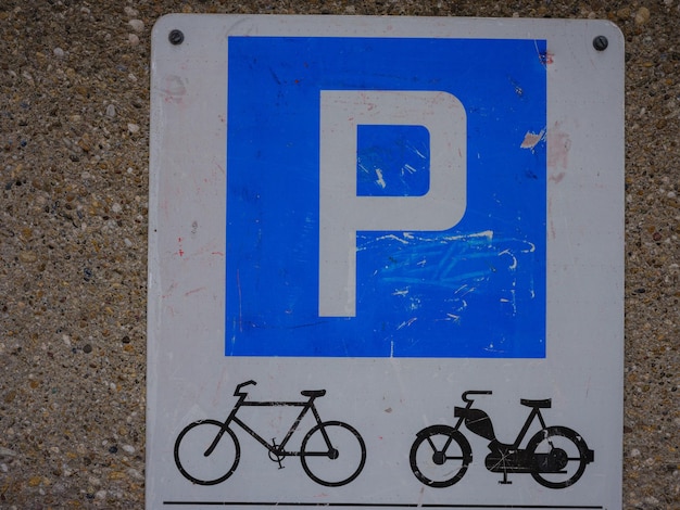 Señal de estacionamiento de bicicletas en parque público