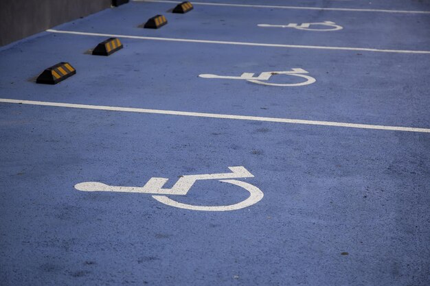 Foto señal de estacionamiento para discapacitados