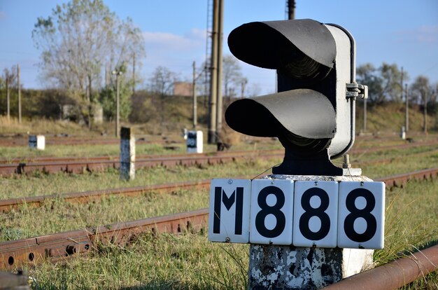 Señal de ferrocarril con el fondo del ferrocarril