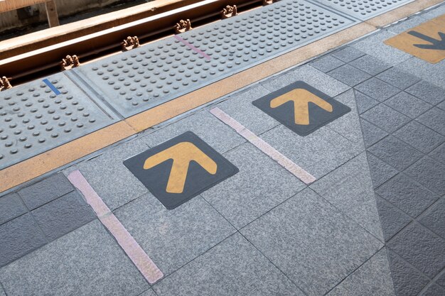 Señal de flecha en la estación de tren eléctrico