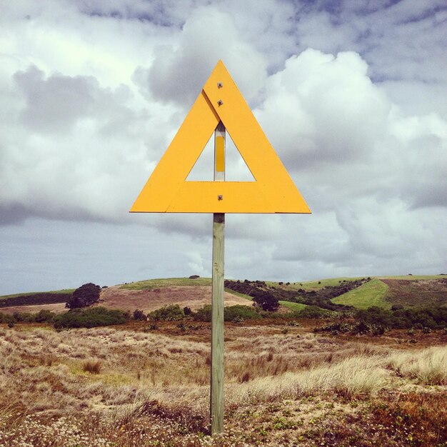 Señal de información sobre el paisaje contra el cielo