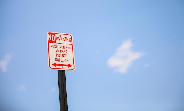 Señal de 'No estacionar' que simboliza el cumplimiento de las normas y el mantenimiento del orden en los espacios públicos Orden y