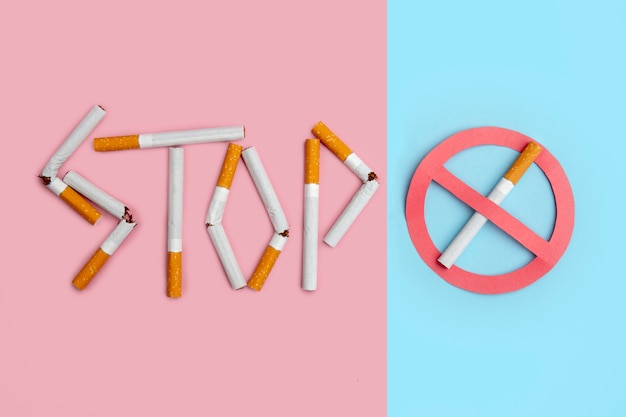 Señal de no fumar. La parada de la palabra deletreada usando los cigarrillos rotos en fondo coloreado.