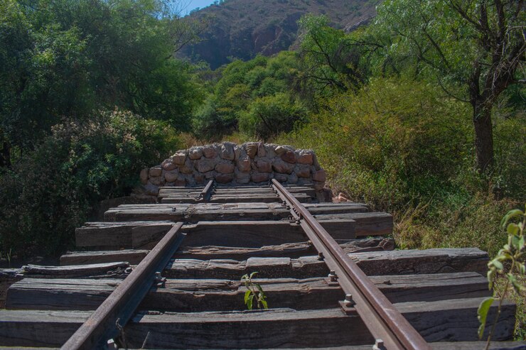 señal de parada de buffer de hormigón que termina las vías ferroviarias concepto de límite límite de restricción