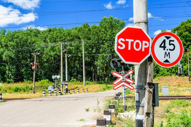 Señal de pare en frente del cruce de ferrocarril