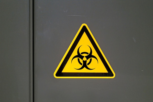 Señal de peligro biológico en una puerta de metal