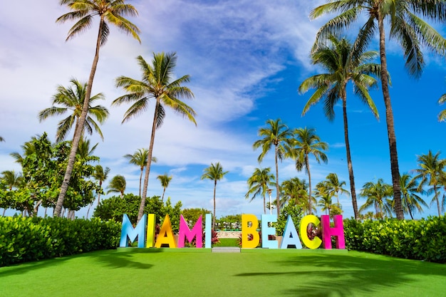 Señal de playa de Miami Playa tropical en Miami Destino de viaje Escena tropical con palmera Tropical