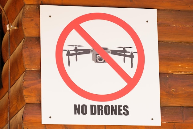 Señal de prohibición de filmación de video usando drones en la reserva del parque