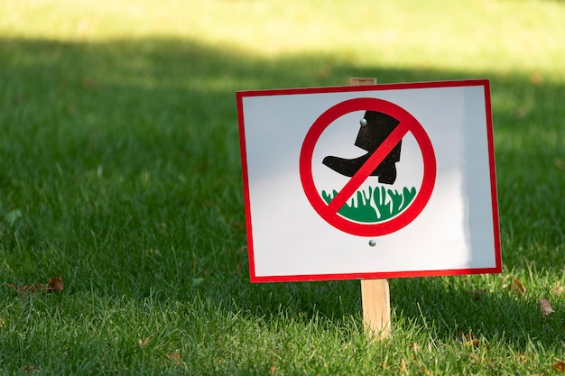 Señal de prohibición No camine sobre el césped. No pise el césped. Cartel que prohíbe caminar sobre la hierba.