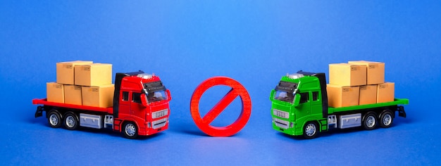 Foto señal de prohibición no entre dos camiones. guerras comerciales de embargo. restricción a la importación.