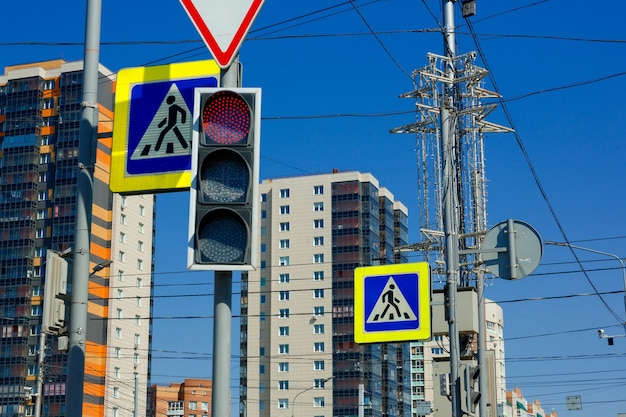 Foto señal de prohibición roja del semáforo en el fondo de edificios de gran altura