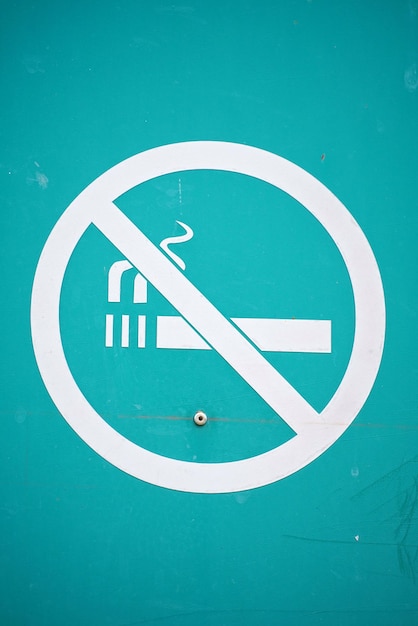 Foto la señal de prohibido fumar en el parque