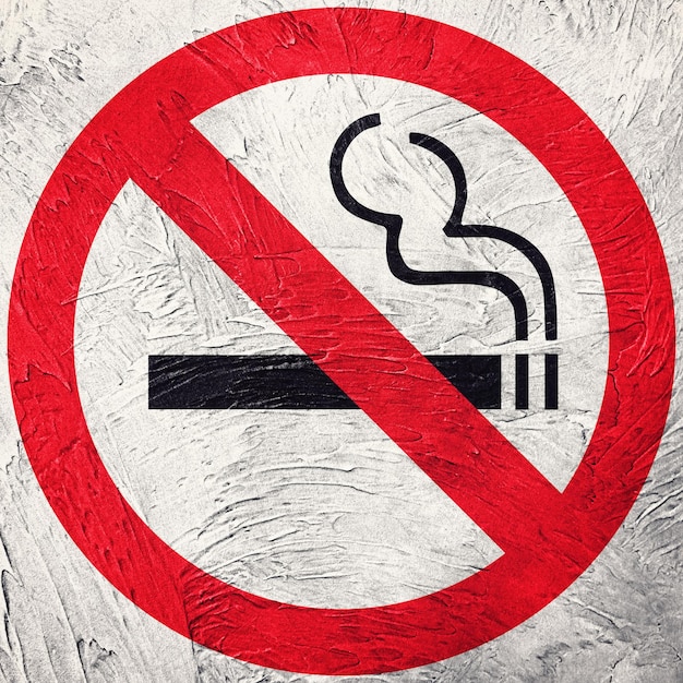 Señal de prohibido fumar sobre fondo blanco. Estilo retro.