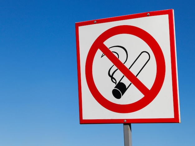 Señal de prohibido fumar sobre fondo de cielo azul