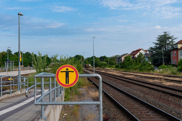 Señal de prohibido el paso en una estación de tren con vías férreas