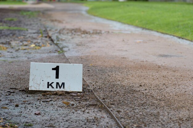 Señal que indica el kilometraje al lado de la carretera