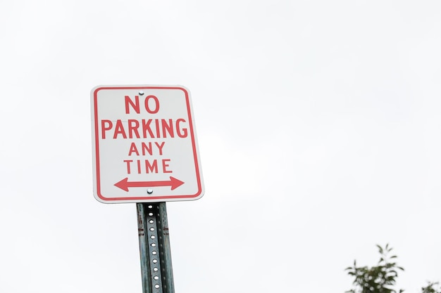 La señal roja de "Prohibido estacionar" significa áreas restringidas que incorporan el cumplimiento de la orden y el control del tráfico i