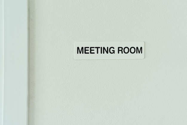 Señal de sala de reuniones en la pared.