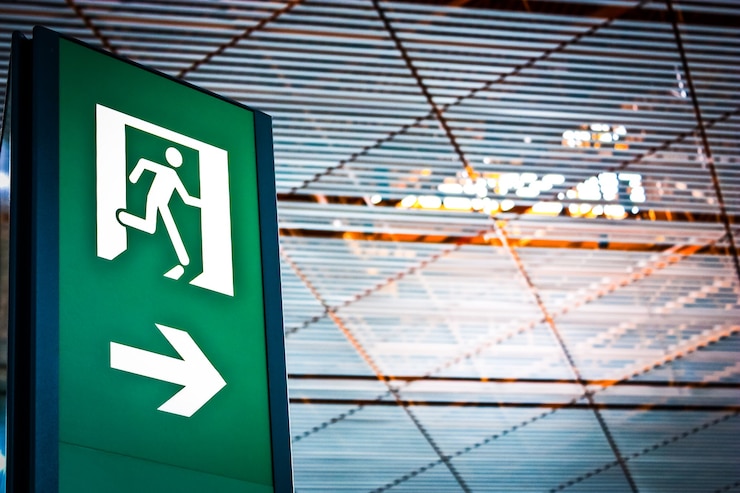 Foto señal de salida de emergencia en un aeropuerto chino, bueno para conceptual