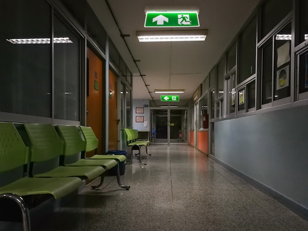 Señal de salida de emergencia verde en el hospital mostrando la forma de escapar por la noche