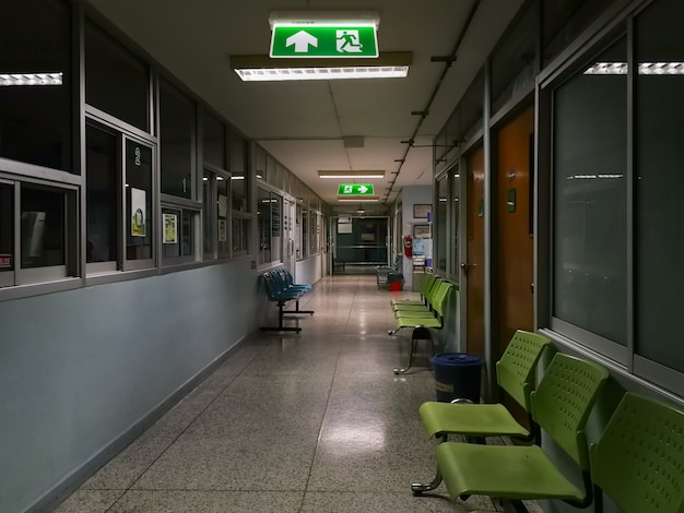 Señal de salida de emergencia verde en el hospital mostrando la forma de escapar por la noche