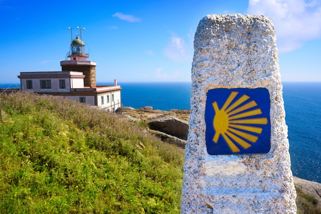 Foto señal de santiago y faro de finisterre