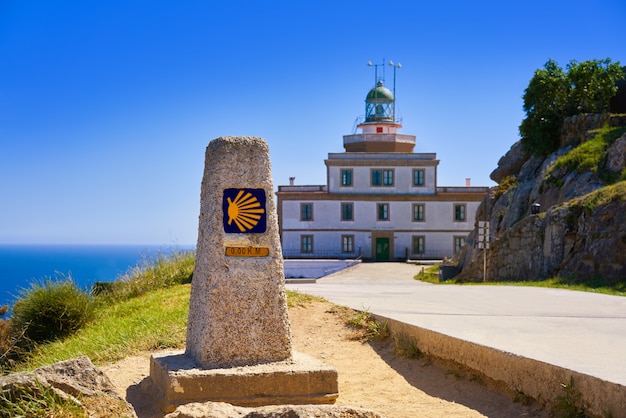 Foto señal de santiago y faro de finisterre