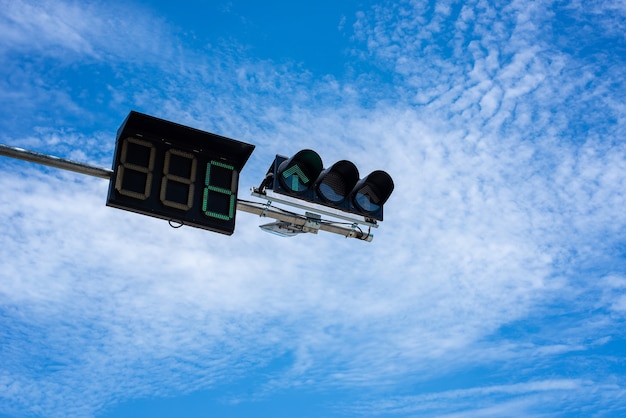 Foto señal de semáforo en la carretera con cielo azul y nubes