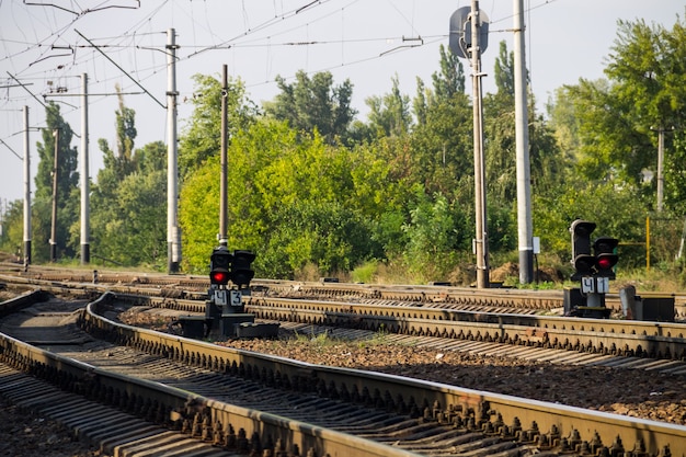 Señal de semáforo rojo en el ferrocarril