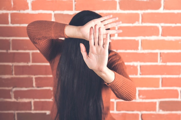 Señal de stop de mano de mujer