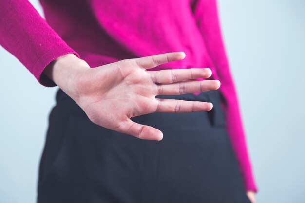 Señal de stop de mano de mujer