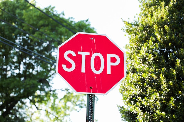 Foto la señal de stop roja significa control de seguridad de precaución y el imperativo de hacer una pausa o detenerse para pr