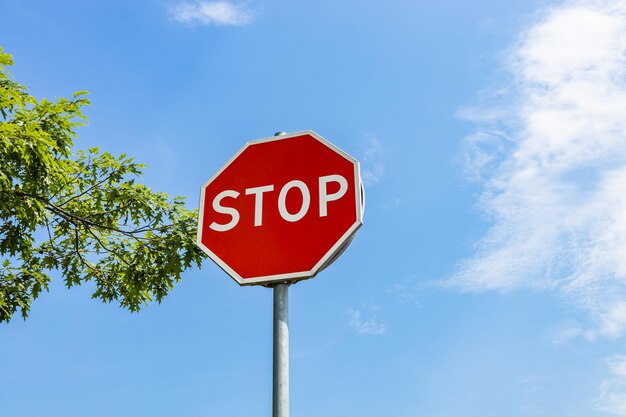 Una señal de STOP de tráfico en el fondo del cielo azul