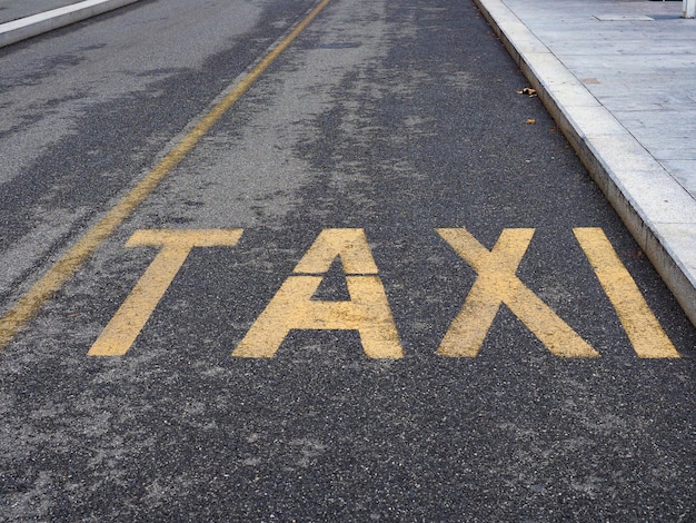Señal de taxi en asfalto
