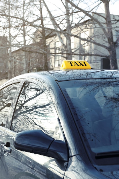 Señal de taxi en el primer plano al aire libre del coche