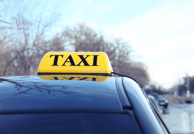 Señal de taxi en primer plano del coche