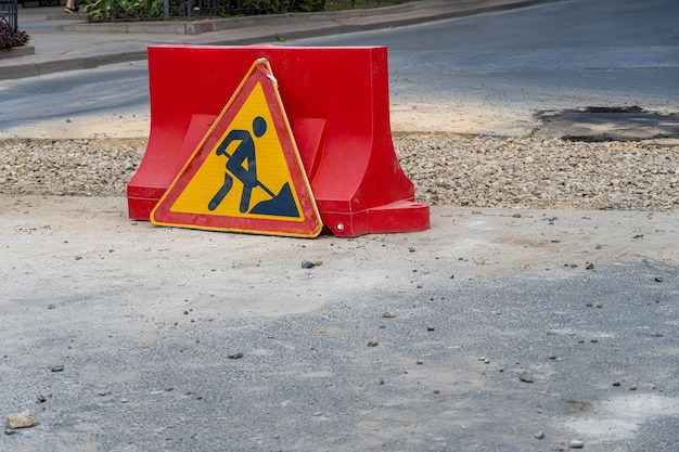 Señal de trabajo en curso de precaución de reparación de carreteras