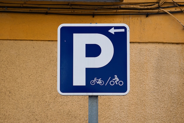 Foto señal de tráfico de bicicletas en la calle.