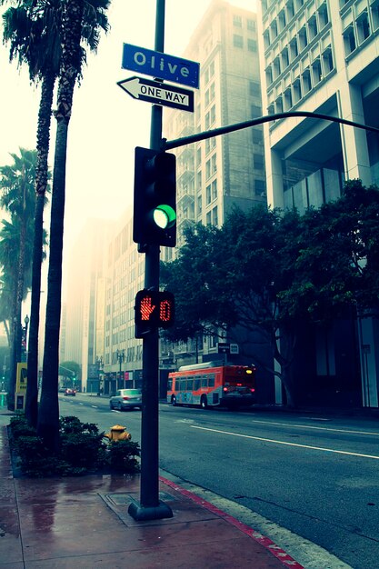 Foto señal de tráfico en una calle de la ciudad