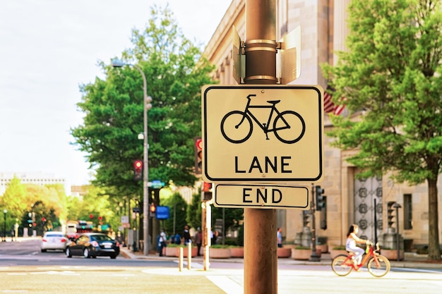 Señal de tráfico en la calle de Washington DC, Estados Unidos. Se encuentra cerca del National Mall en una de las calles principales.