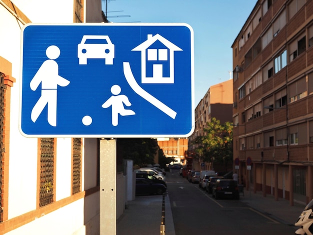 Foto señal de tráfico callejero de advertencia azul en una zona residencial