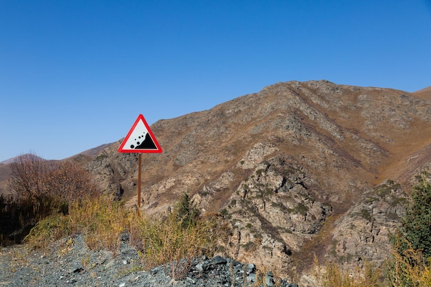 Señal de tráfico en un camino de montaña peligroso